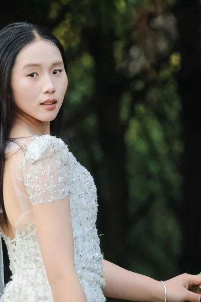 《野外森林夕阳户外模特白色婚纱姐妹合照两位美女》[15P]